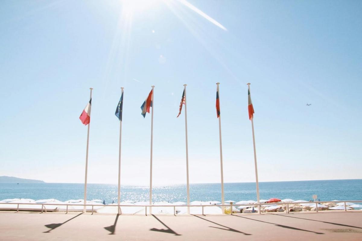 Lumineux Promenade Des *